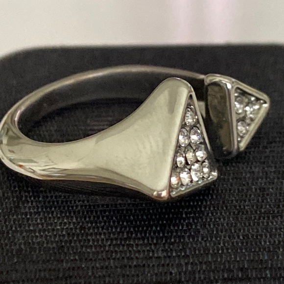 Open crystal triangle ring - Picture 2 of 3